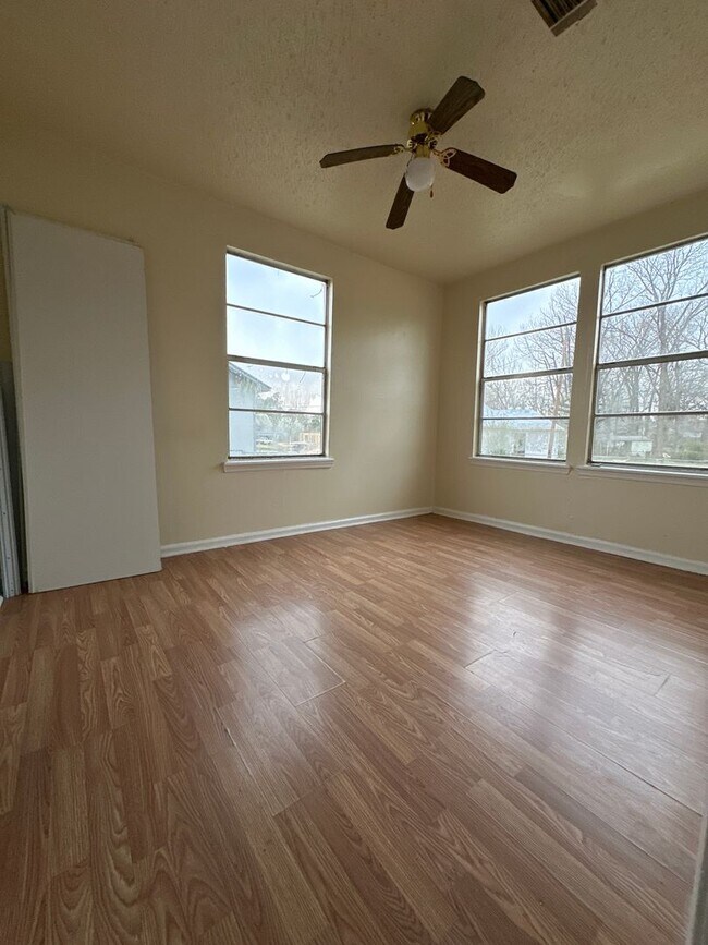 Building Photo - 2 bedroom