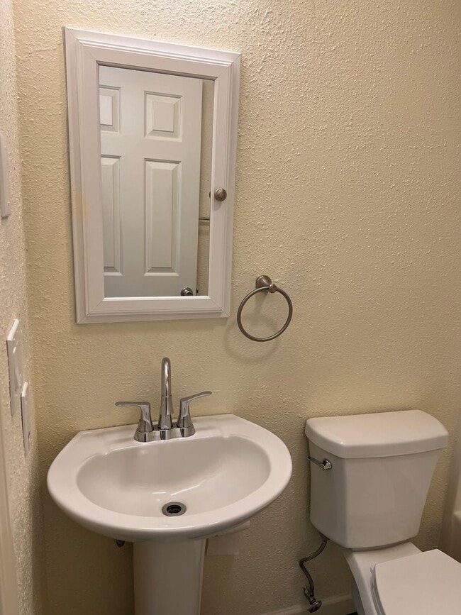 Building Photo - Updated 3 bedroom 1.5 bath duplex!