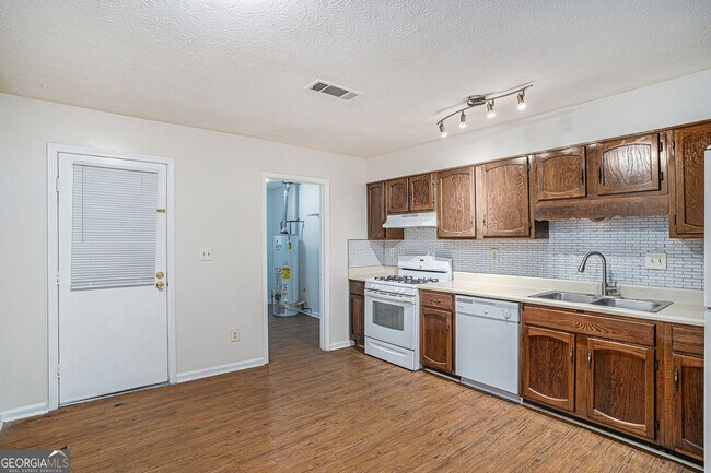 Building Photo - 2610 Golfview Terrace SE