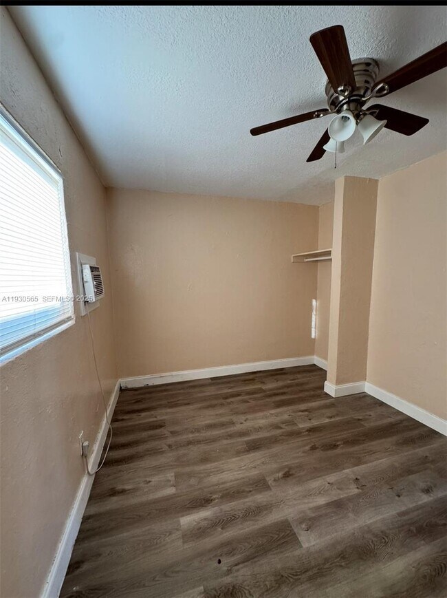 Building Photo - 4404 SW 22nd St