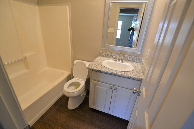Building Photo - Charming 3 bedroom Duplex Conveniently Loc...