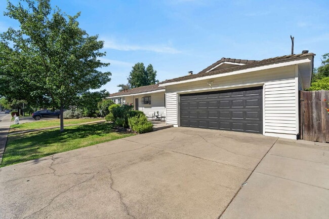 Building Photo - Spacious 4-Bed Oasis with 2 Full Baths