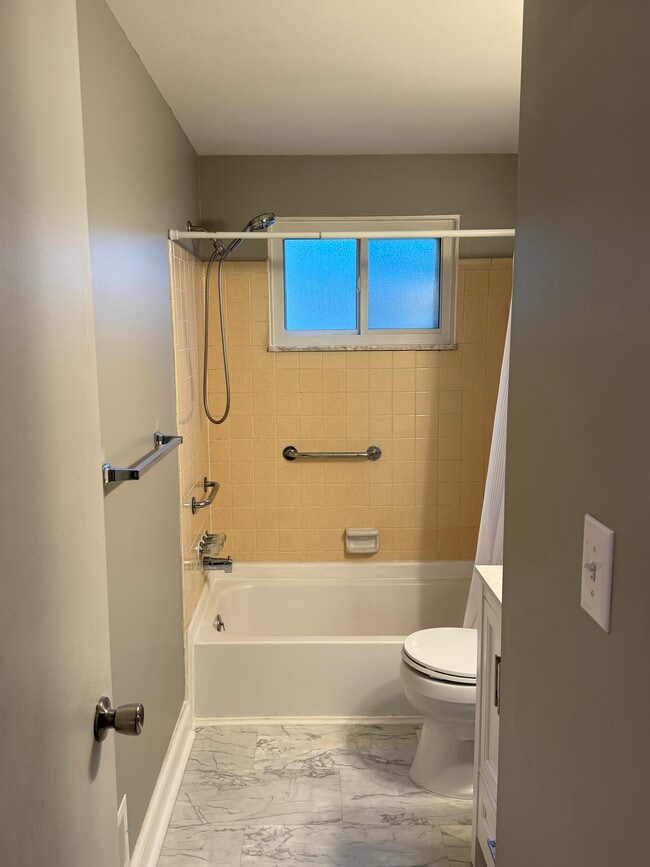 Building Photo - 2431 Shadowood Dr