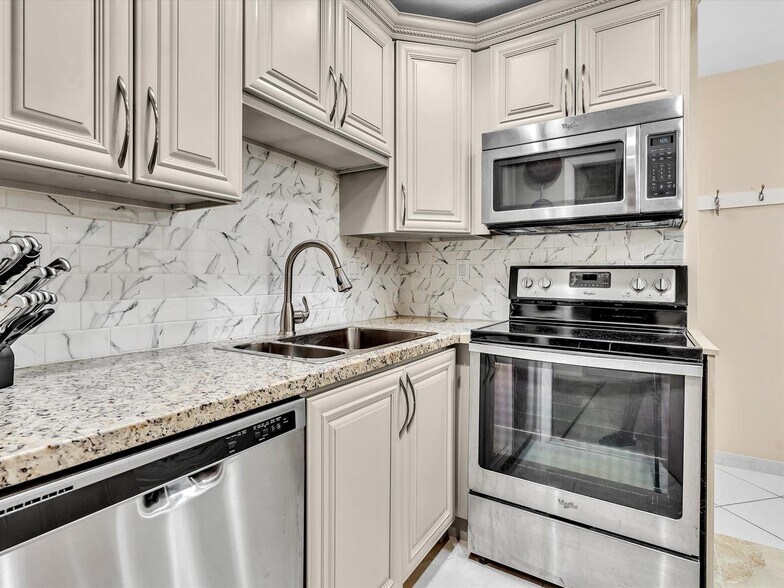 Building Photo - 3020 NE 16th Ave