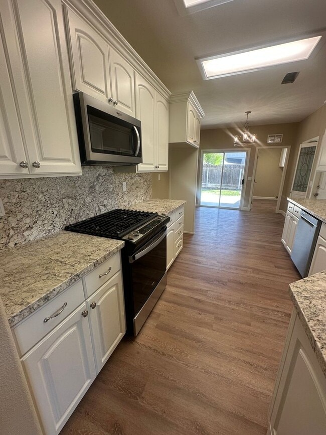 Building Photo - Remodeled 4 Bedroom 2 Bathroom in Stonecrest