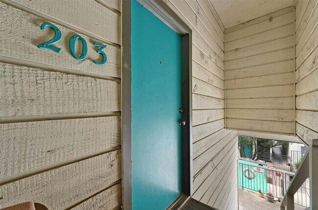 Building Photo - 3902 Peterson Ave