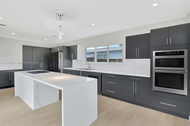 Building Photo - 1720 SW 23rd Ave