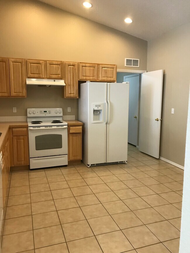 Building Photo - 3 bed/ 2 bath... 2 car garage... Single Level...In the Meadowbrook Subdivision.
