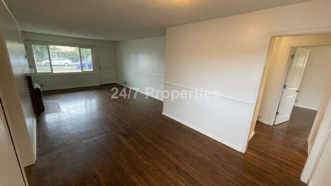 Building Photo - Spacious 4 BD | 2 BA with Backyard - Gladstone