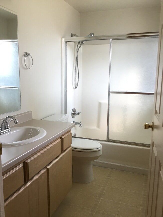 Building Photo - Cozy 2 Bed 2 Bath Condo with Private Patio