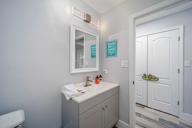 Building Photo - AVAILABLE MARCH 15TH 2026 -Downtown Flagler Beach Furnished 3 bedroom 1 bath!