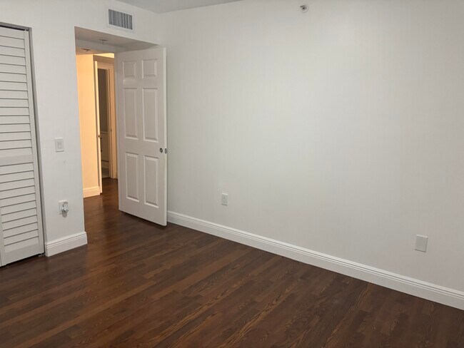 Building Photo - 409 Villa Cir