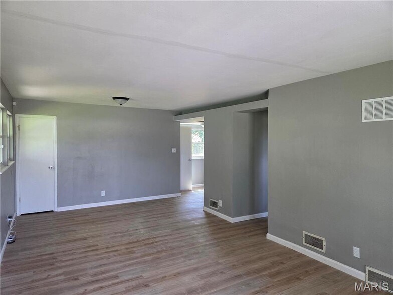 Building Photo - 10458 Spring Garden Dr