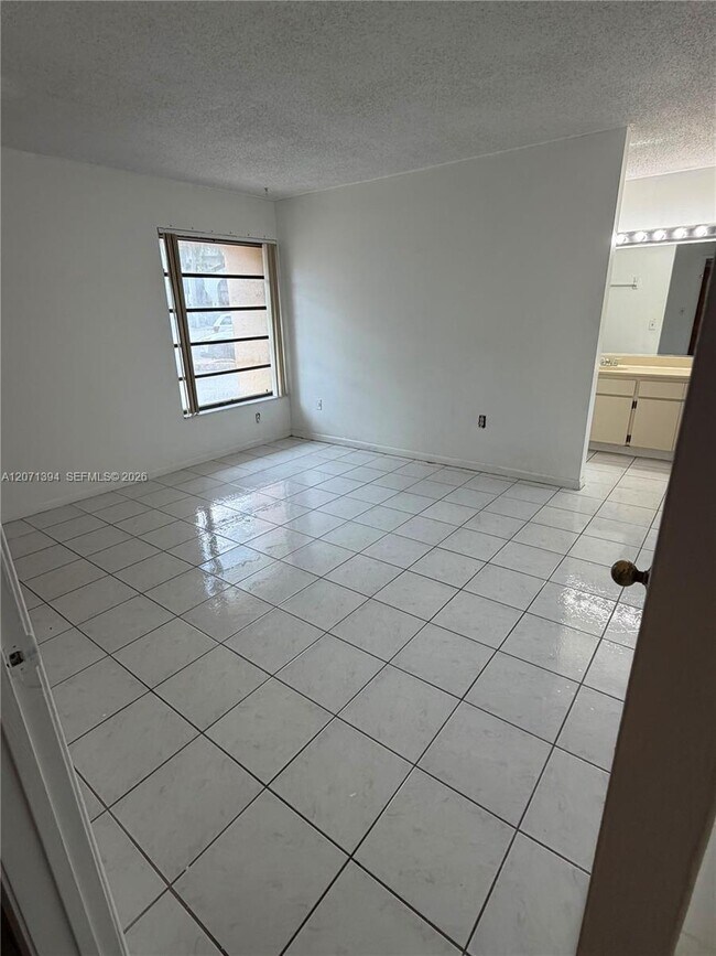 Building Photo - 9015 SW 125th Ave