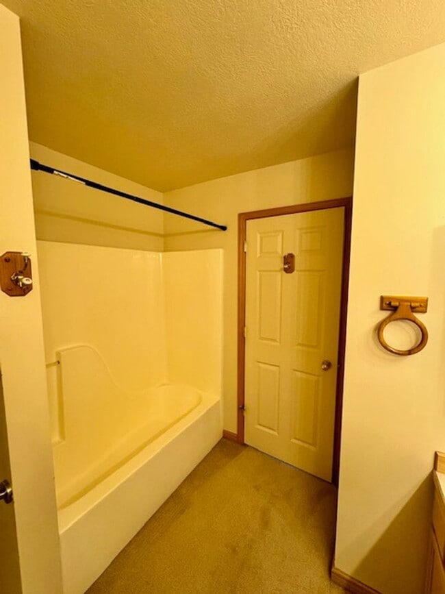 Building Photo - 2 Bedroom, 2 Bathroom Townhouse