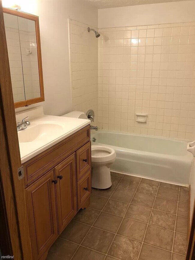 Building Photo - Lower 2 Bedroom Apartment