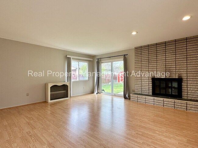 Building Photo - Mid-Century 3 Bed/2 Bath Ranch Near Downto...