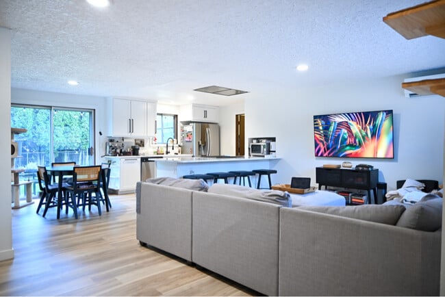 Building Photo - 3107 NW Lakeridge Dr