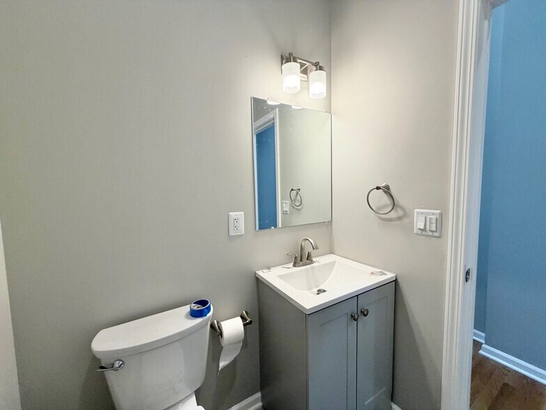 Building Photo - 1013 W 19th St