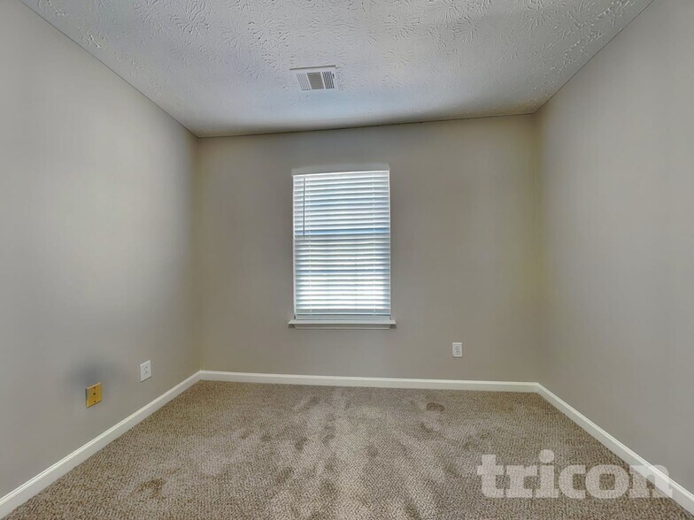 Building Photo - 242 Oak Grove Way