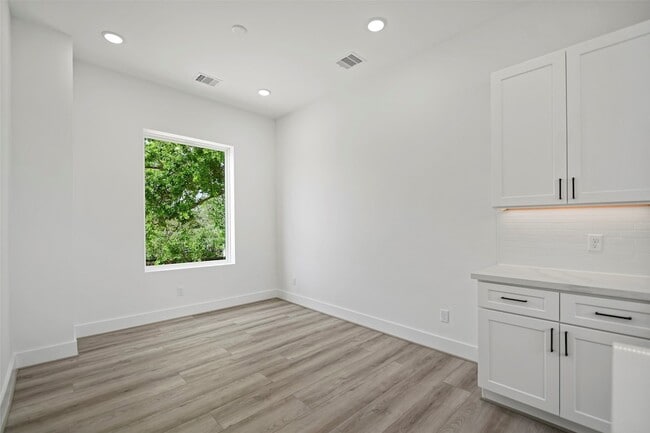 Building Photo - 870 W Little York Rd