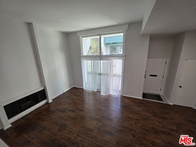 Building Photo - 4866 1/2 McConnell Ave