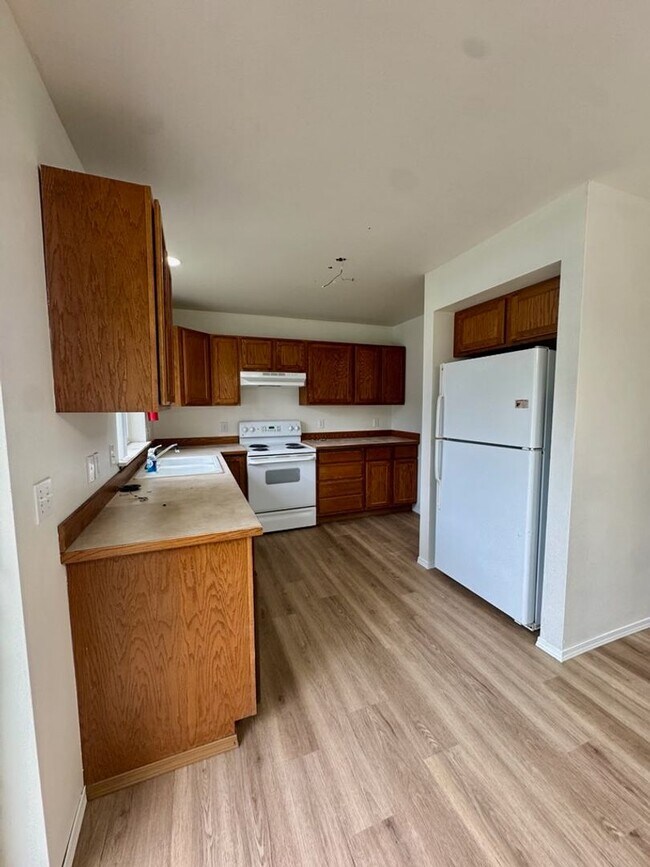 Building Photo - Newly Renovated Ranch Style Home!