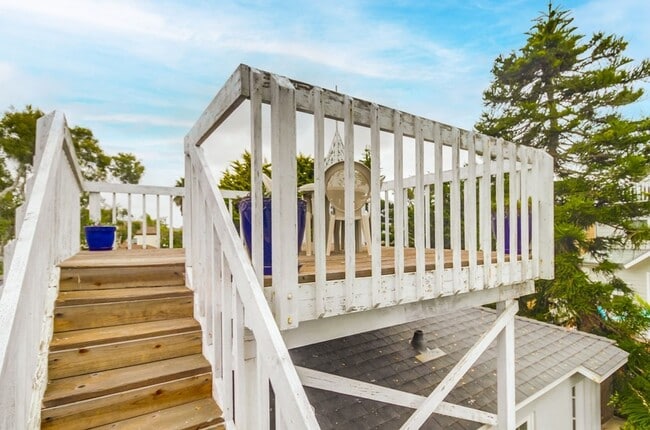 Building Photo - Price drop! Cozy Home Between Mission Beac...