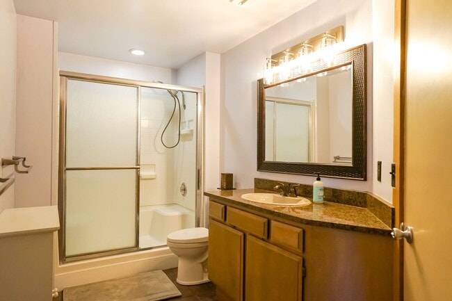 Building Photo - Furnished condo with a view of the lake an...