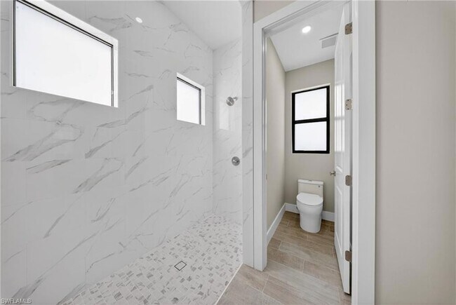 Building Photo - 1204 Moore Ave