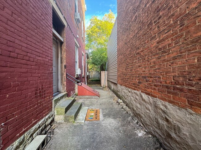 Building Photo - 7 bedroom/ 3bath Mins. from UC + Med Campu...