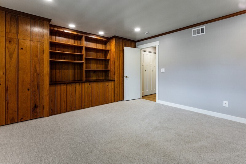 Building Photo - 2710 S Highland Dr