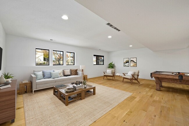 Building Photo - Three Bedroom Twin Villa with Finished Bas...