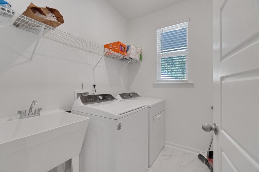 Building Photo - 12129 Rowan Hill Dr
