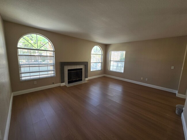 Building Photo - Townhome in Dreamy Summerlin Area -8417 Ma...