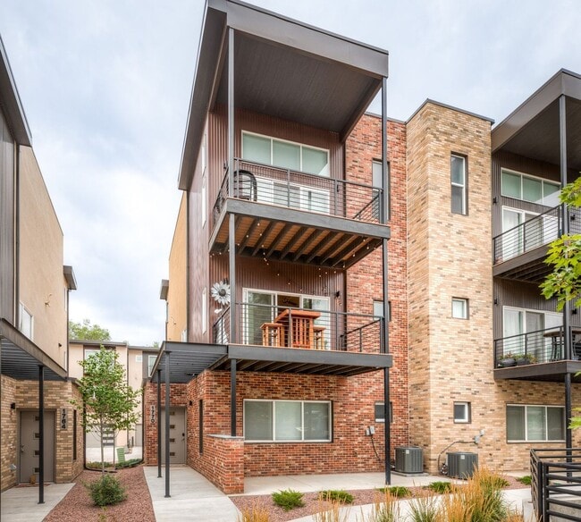 Building Photo - Urbanite Living near Downtown 3 Bed End Unit Townhouse