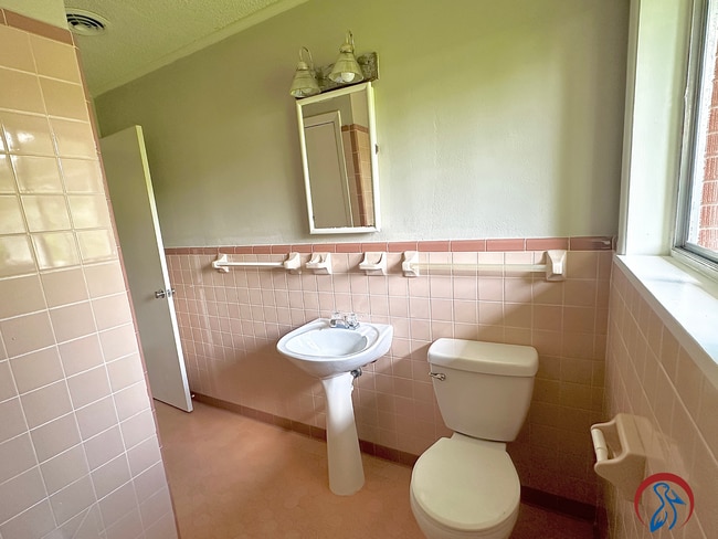 Building Photo - Garden District 3 bed 2 bath Home | Pelica...