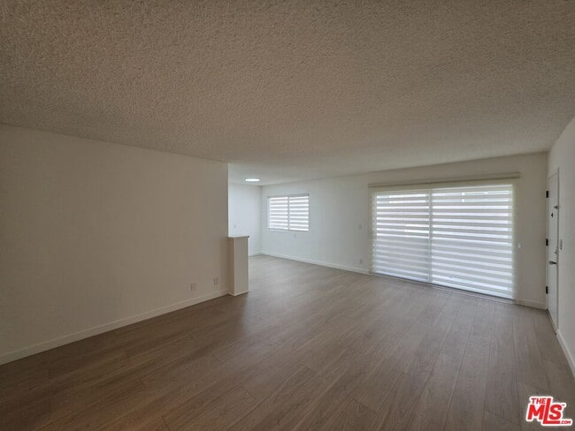 Building Photo - 10815 Rose Ave