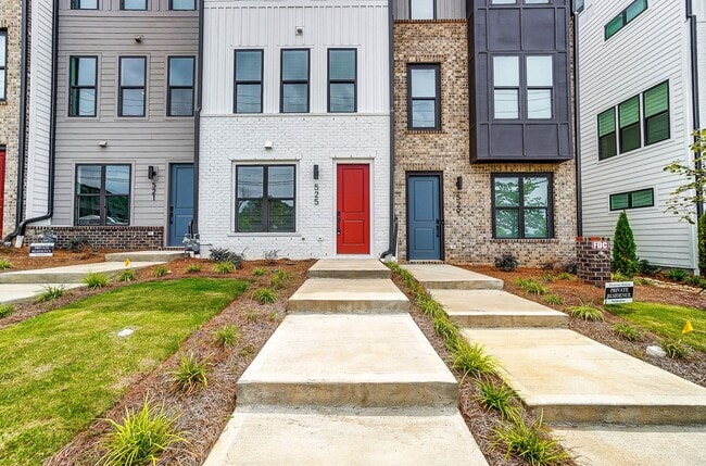 Building Photo - 3 Bedroom Townhome minutes from South End!