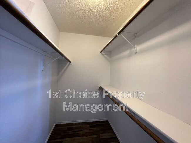 Building Photo - 7904 Fox Chase Dr