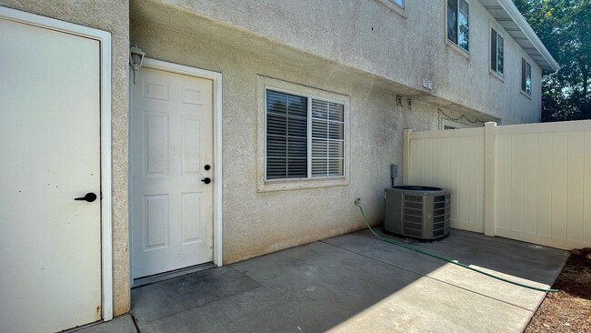 Building Photo - Great 3 Bedroom, 2.5 Bath townhome in the ...