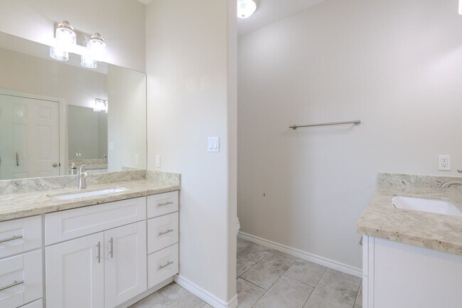 Building Photo - 2422 Cardinal Dr