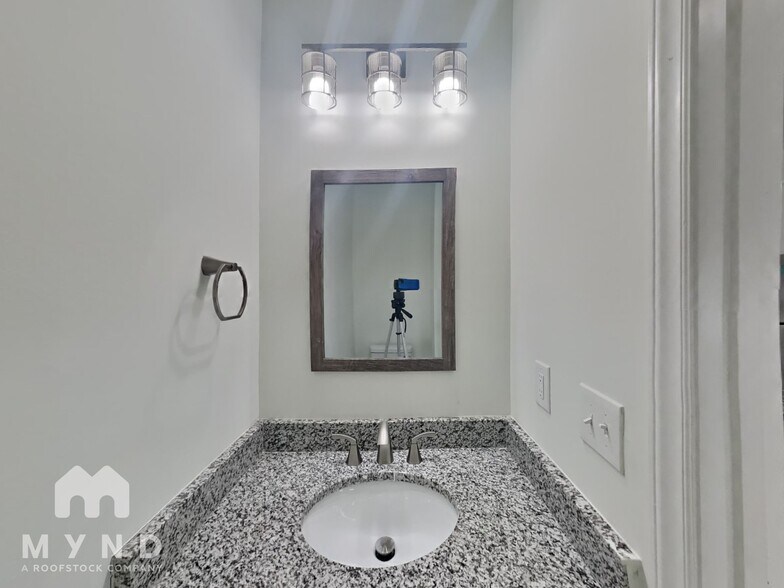 Building Photo - 805 Da Vinci St