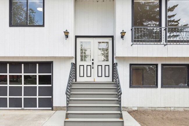 Building Photo - 3 Bed, 2.5 Bath House in the Rattlesnake