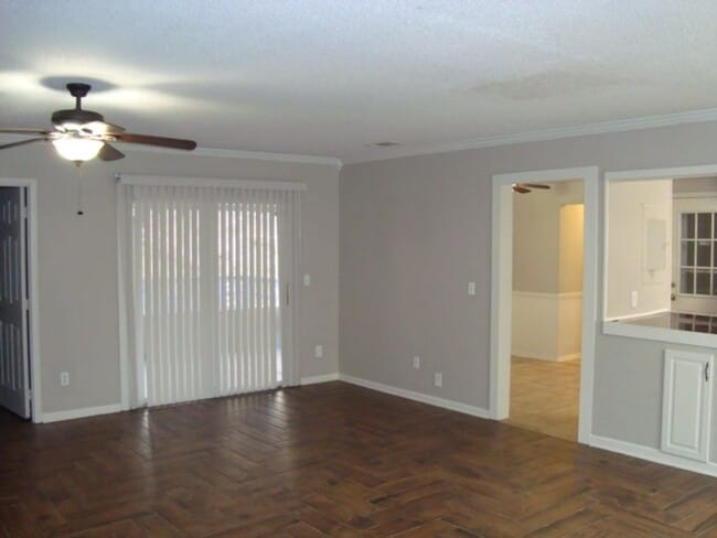 Building Photo - Renovated 4 bedroom available now to rent!