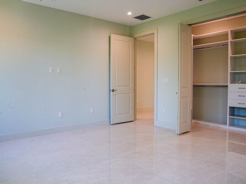 Building Photo - 6500 SW 84th St