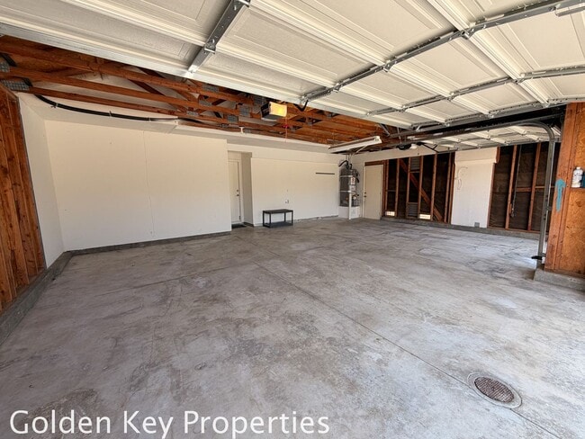 Building Photo - Move-in ready 4 bedroom / 3 bathroom home in Oceanside!