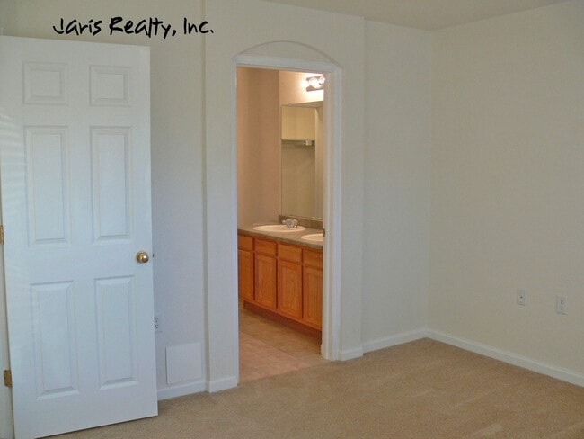 Building Photo - Fabulous Dual-Suite Red Hawk Town-home w/G...
