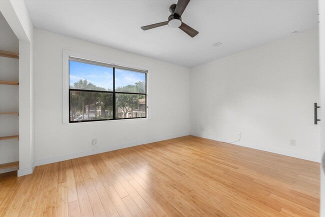 Building Photo - 850 Hill Dr