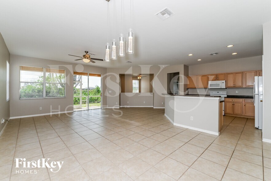 Building Photo - 1325 NW 20th Ct